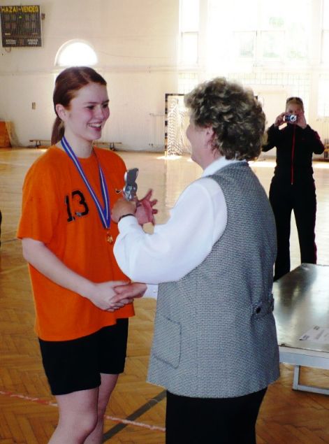 geredmenyesebb_golszerzo_bennarik_petra_a_dijat_keszi_gezane_nyujtja_at.jpg geredmenyesebb_golszerzo_bennarik_petra_a_dijat_keszi_gezane_nyujtja_at.jpg